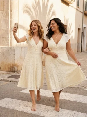 Sinsay - Dzianinowa sukienka midi z ażurowym wzorem - kremowy