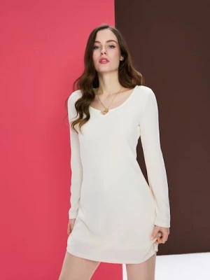 Sinsay - Dzianinowa sukienka mini z długim rękawem - kremowy