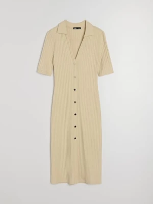 Sinsay - Dzianinowa sukienka w prążek z domieszką wiskozy - beżowy