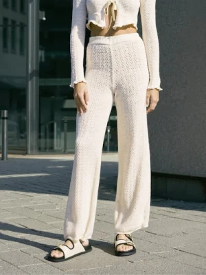 Sinsay - Dzianinowe bawełniane spodnie - kremowy