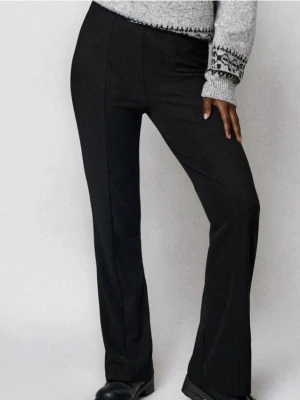 Sinsay - Dzianinowe spodnie flare z przeszyciami - czarny