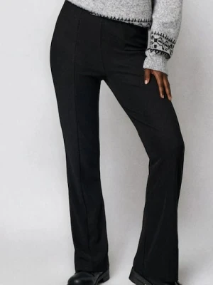 Sinsay - Dzianinowe spodnie flare z przeszyciami - czarny