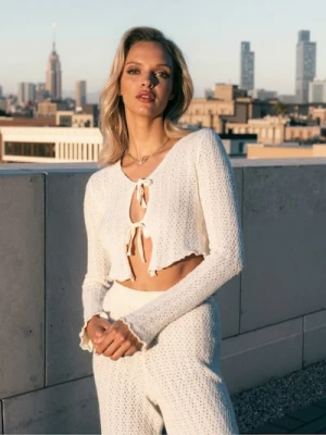 Sinsay - Dzianinowy sweter z bawełny z ozdobnym wiązaniem - kremowy