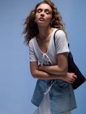 Sinsay - Elegancka bluzka z ozdobnymi wiązaniami - biały