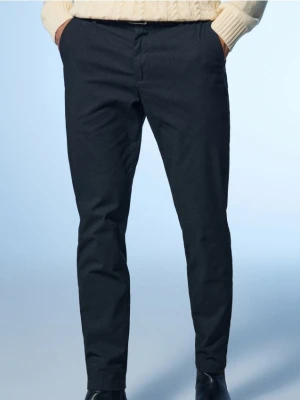 Sinsay - Eleganckie spodnie chino z paskiem - granatowy