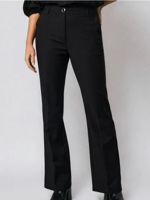 Sinsay - Eleganckie spodnie flare - czarny