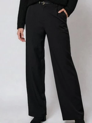 Sinsay - Eleganckie spodnie pallazo z paskiem - czarny