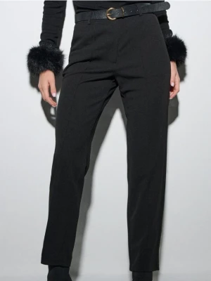 Sinsay - Eleganckie spodnie straight fit z paskiem - czarny