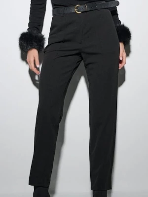 Sinsay - Eleganckie spodnie straight fit z paskiem - czarny