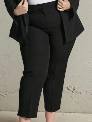 Sinsay - Eleganckie spodnie w kant PLUS SIZE - czarny