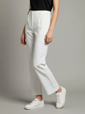 Sinsay - Eleganckie spodnie z zakładkami - kremowy