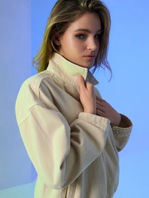 Sinsay - Jeansowa kurtka bomberka z kołnierzykiem - beżowy