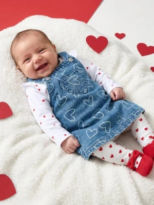 Sinsay - Jeansowa sukienka ogrodniczka ze wzorem w serca - niebieski