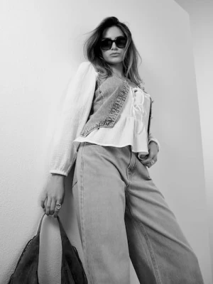 Sinsay - Jeansy baggy z efektem sprania - niebieski