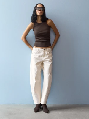 Sinsay - Jeansy balloon high waist z ozdobnym przeszyciem - kremowy