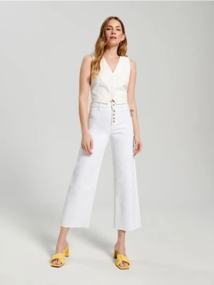 Sinsay - Jeansy cropped high waist - kremowy