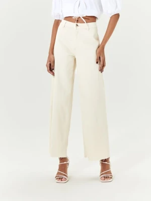 Sinsay - Jeansy culotte z surowym wykończeniem nogawek - kremowy