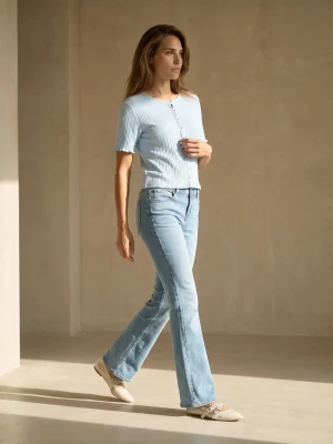 Sinsay - Jeansy flare low waist z efektem sprania - niebieski