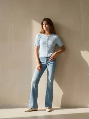 Sinsay - Jeansy flare low waist z efektem sprania - niebieski