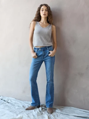 Sinsay - Jeansy flare low waist z efektem sprania - niebieski