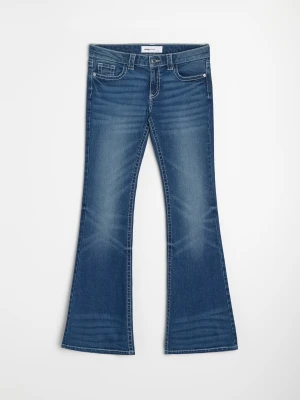 Sinsay - Jeansy flare z efektem sprania low waist - granatowy