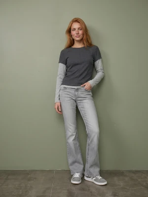 Sinsay - Jeansy flare z efektem sprania low waist - szary