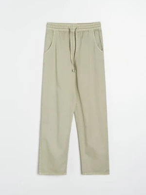 Sinsay - Jeansy jogger balloon z efektem sprania z lyocellem - zielony