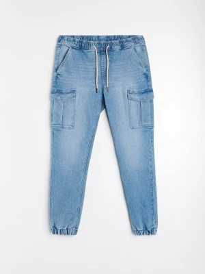 Sinsay - Jeansy jogger cargo z efektem sprania - niebieski