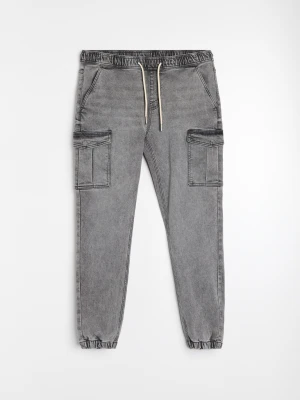Sinsay - Jeansy jogger cargo z efektem sprania - szary