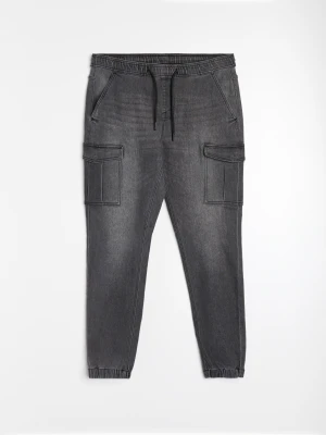 Sinsay - Jeansy jogger cargo z efektem sprania - szary