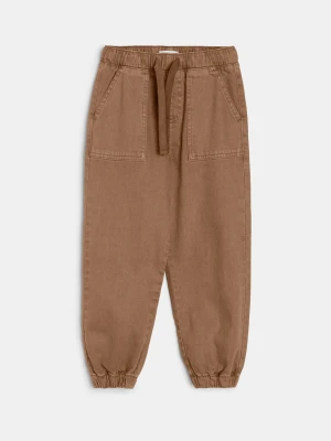 Sinsay - Jeansy jogger z efektem sprania - brązowy