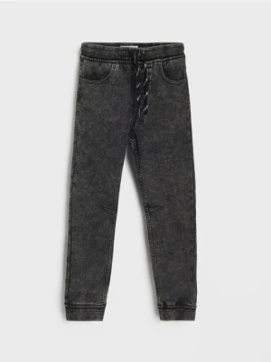 Sinsay - Jeansy jogger z efektem sprania - czarny