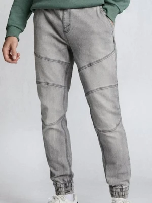 Sinsay - Jeansy jogger z efektem sprania - kremowy