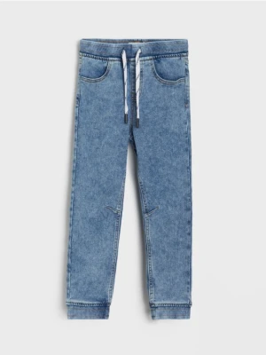 Sinsay - Jeansy jogger z efektem sprania - niebieski