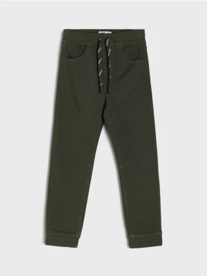 Sinsay - Jeansy jogger z efektem sprania - zielony