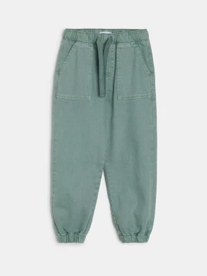 Sinsay - Jeansy jogger z efektem sprania - zielony