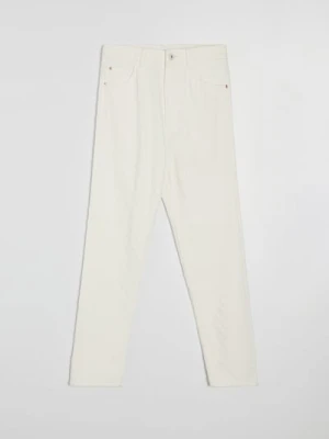 Sinsay - Jeansy mom fit z efektem laserowych przetarć - kremowy