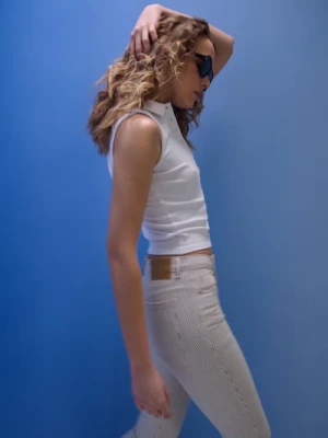 Sinsay - Jeansy slim mid waist w paski - kremowy