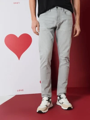 Sinsay - Jeansy slim z efektem sprania - kremowy