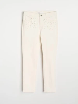 Sinsay - Jeansy slim z ozdobnymi perłami - kremowy