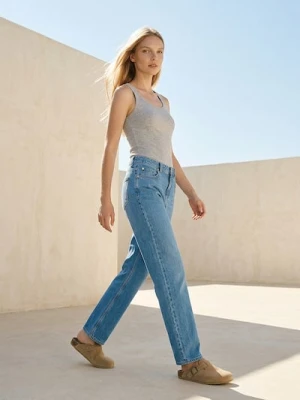 Sinsay - Jeansy straight leg push-up z efektem sprania - niebieski