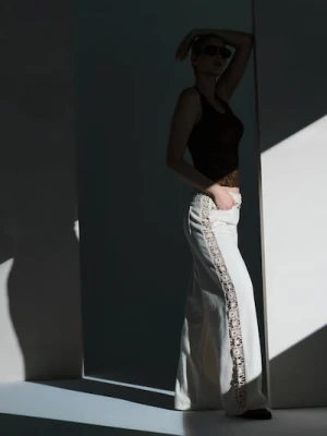 Sinsay - Jeansy wide leg mid waist z ażurowym wykończeniem nogawki - kremowy