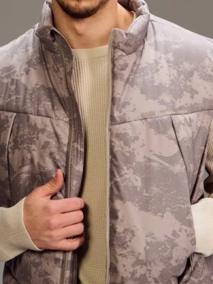 Sinsay - Kamizelka puffer ze wzorem moro - beżowy