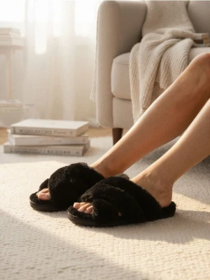 Sinsay - Kapcie z futerkiem - czarny