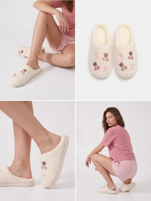 Sinsay - Kapcie z motywem misia i wykończeniem teddy - kremowy