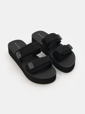 Sinsay - Klapki na platformie z materiałowymi paskami na rzep - czarny