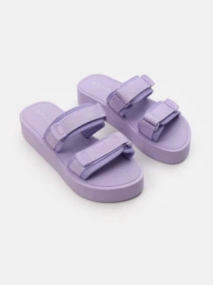 Sinsay - Klapki na platformie z materiałowymi paskami na rzep - fioletowy