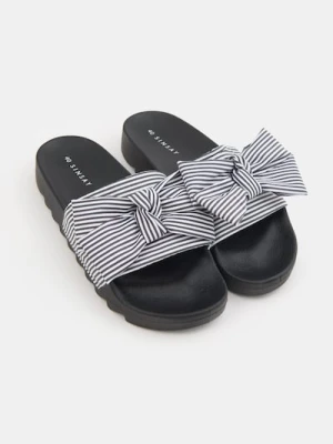 Sinsay - Klapki w paski z kokardą - czarny