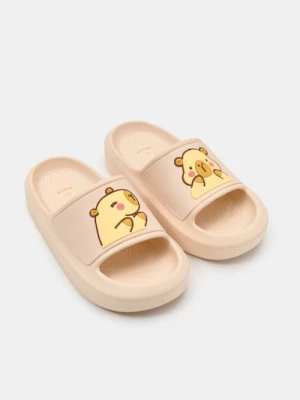 Sinsay - Klapki z aplikacją 3D w kształcie kapibary - kremowy