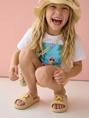 Sinsay - Klapki z aplikacją 3D w kształcie kapibary - kremowy